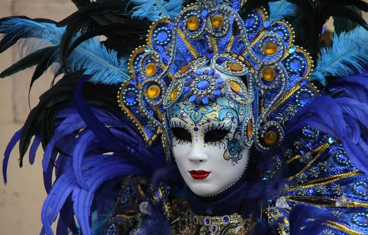 modele de masque carnaval de venise décoration riche bleu paillettes et plumes