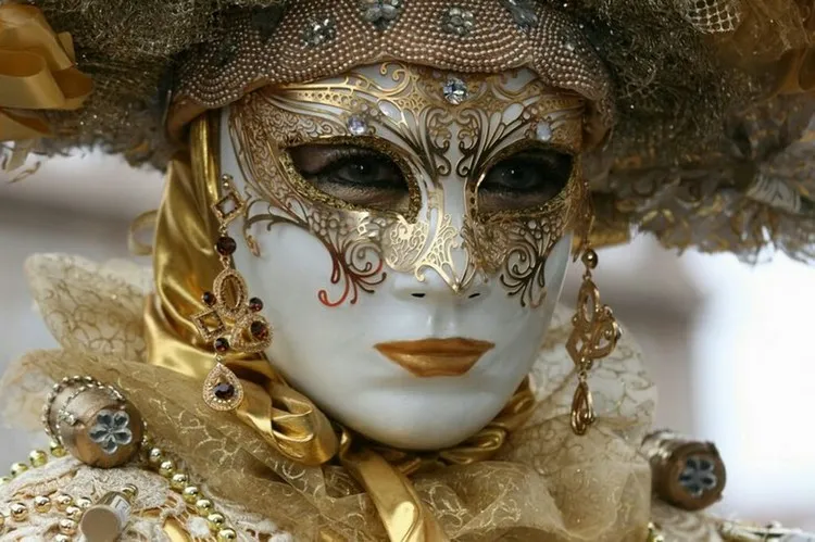 modele de masque carnaval de venise ornements dorés