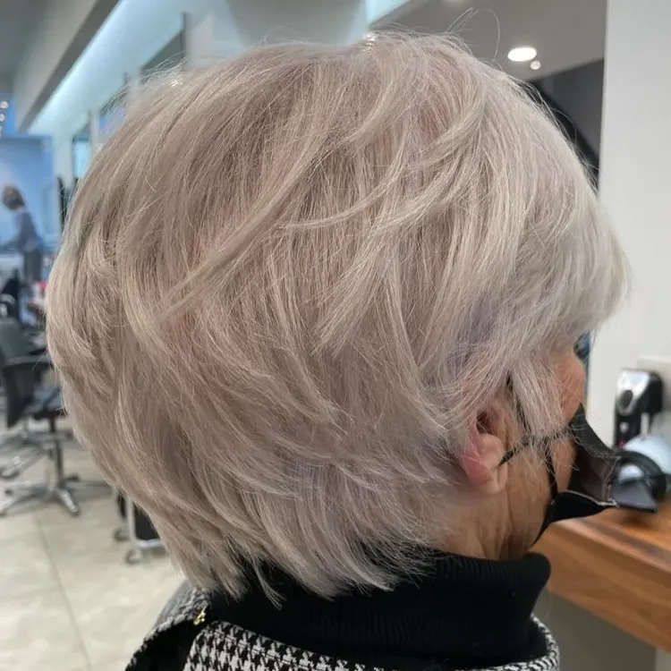 pixie bob femme 76 ans cheveux blancs gris fins dégradé avec frange effilée pour rajeunir visage