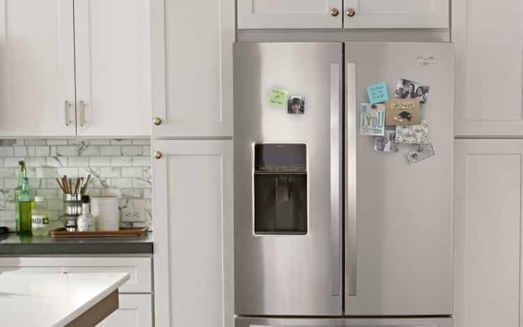 Voici pourquoi vous ne devriez pas coller des aimants sur votre frigo