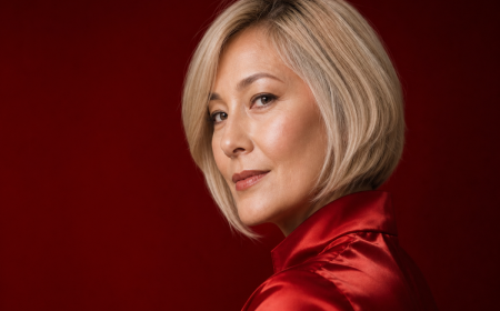 Carré court femme 50 ans, coupe rajeunissante blonde, blazer rouge, regard élégant