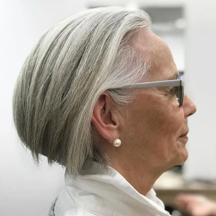 quel carré femme adopter après 60 ans cheveux blancs lunettes