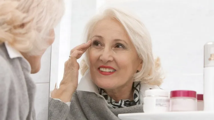 quel contour des yeux à 70 ans comment prendre soin du contour des yeux anti-âge naturel