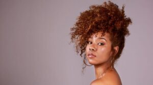 quelle-coiffure-pour-dormir-cheveux-boucles-frises-queue-haute-ananas