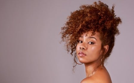 quelle-coiffure-pour-dormir-cheveux-boucles-frises-queue-haute-ananas