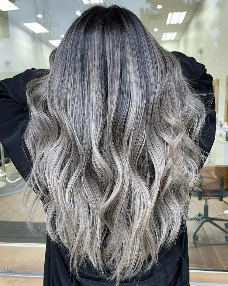 quelle couleur tendance de cheveux 2023 cheveux gris quadragénaires changer shampoing violet