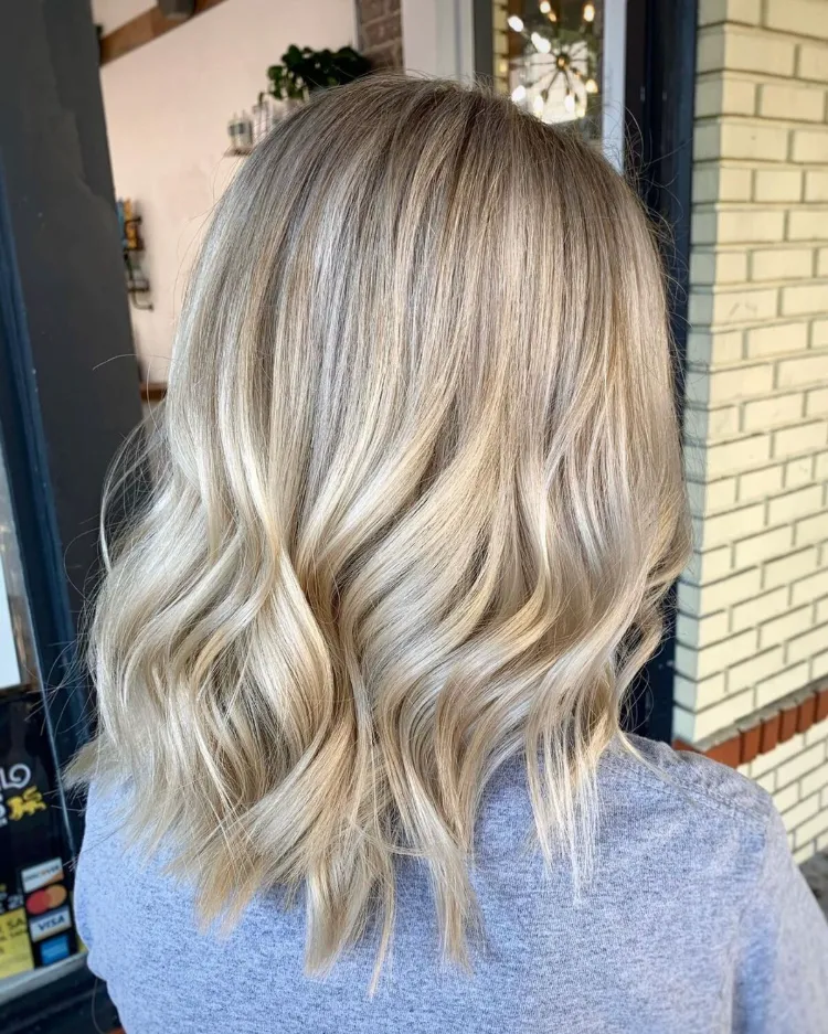 quelle coupe courte carré wavy femme blond champagne highlights meches balayage