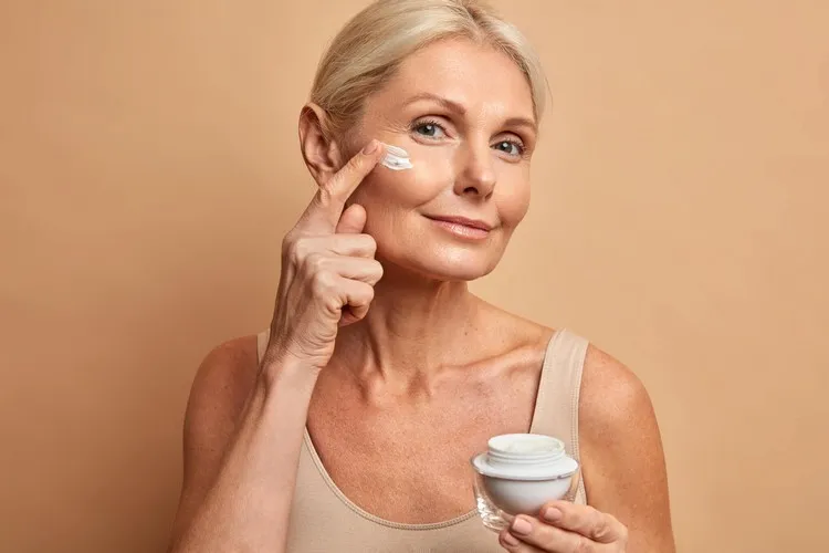 quelle crème pour visage après 70 ans selon les dermatologues soins anti-âge