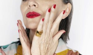 quelle déco ongles manucure femme 60 ans pour rajeunir les mains affiner les doigts tendances vernis nail art 2023
