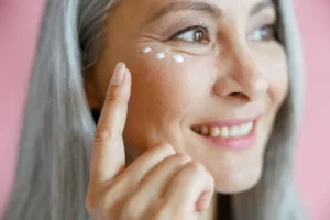 quelle est la meilleure crème pour le contour des yeux 70 ans selon les dermatologues