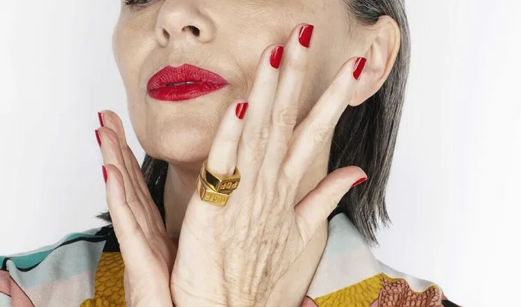 quelle manucure femme 60 ans 2023 tendance choisir rajeunir affiner mains peau mature forme ongles courts vernis couleur