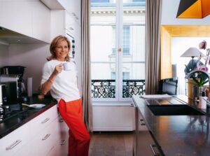 quelle tenue femme 60 ans claire chazal style look mode tendance pour paraitre plus jeune