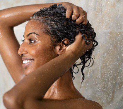 raisons pour lesquelles il ne faut pas se laver les cheveux le soir