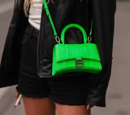 sac à main tendance 2023 couleurs néon mode printemps-été 2023 femme