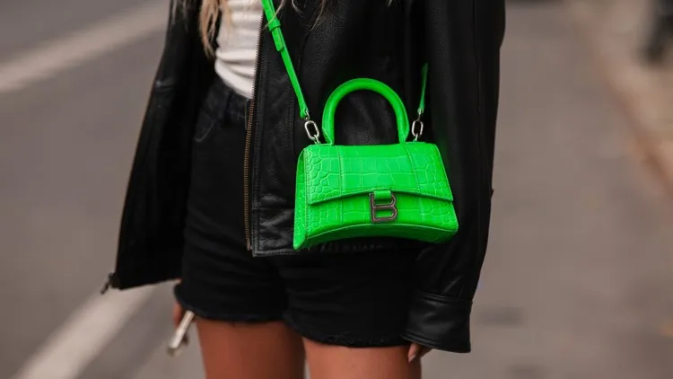 sac à main tendance 2023 couleurs néon mode printemps-été 2023 femme