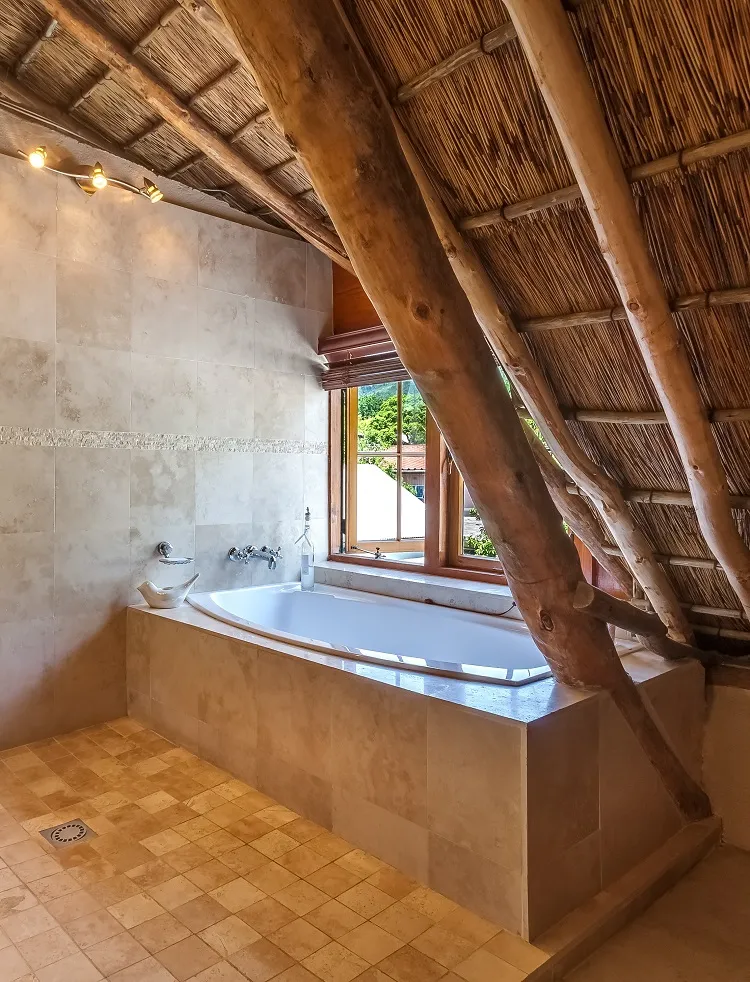 salle de bain avec baignoire de style champêtre