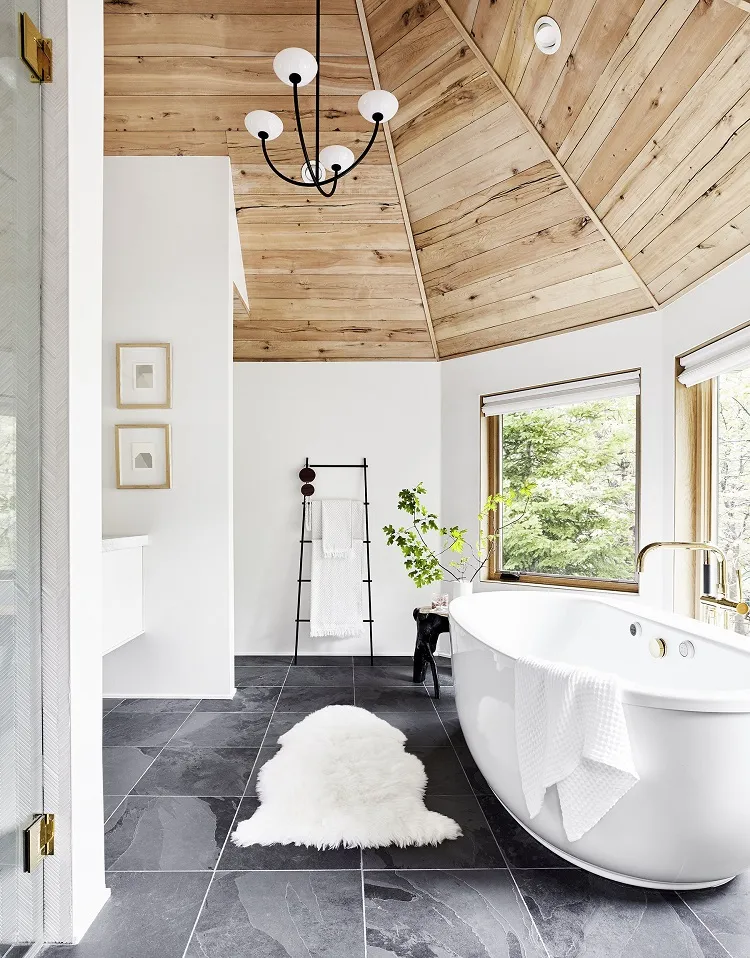 salle de bain contemporain avec un plafond en bois et des murs blancs
