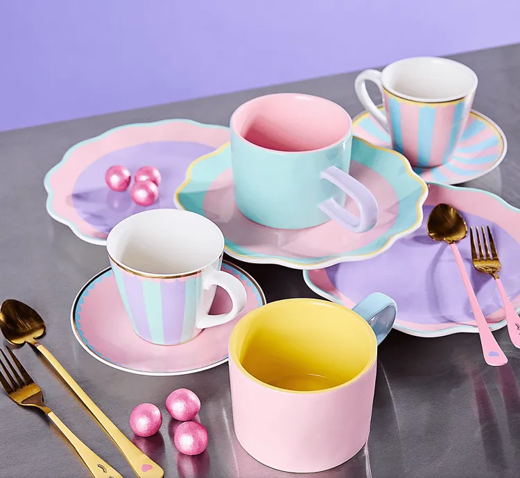 sérvice à thé ou à café de couleurs pastel tendance barbiecore 2023