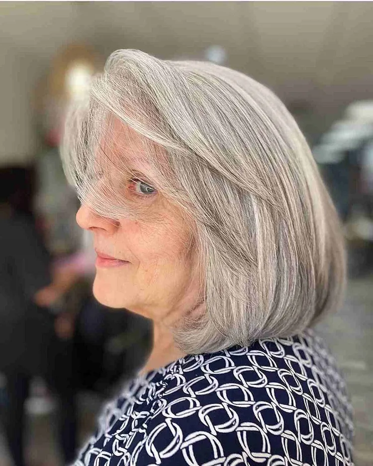 silhouette coiffure femme 70 ans visage carré comment coiffer une coupe caré flou avec frange effilée cheveux blancs gris