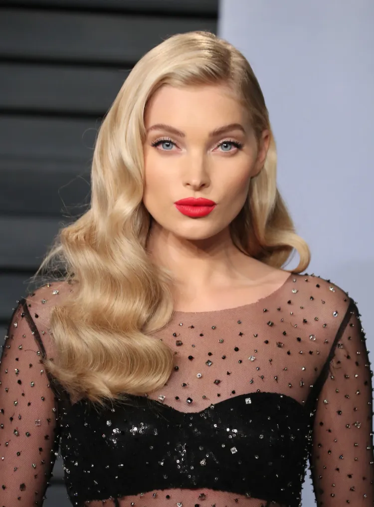 tendance coiffures 2023 femme coloration elsa hosk couleur cheveux blond champagne beige
