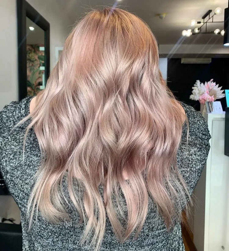 tendance coloration cheveux 2023 blonde and champagne highlights blond rose