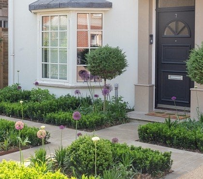 aménagement extérieur devant la maison tendances 2023 jardin meubles fleurs arbustes