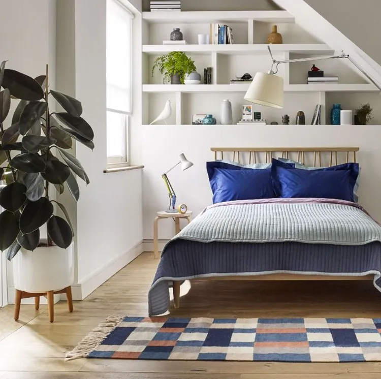Choisir une tete de lit avec des rangements dans une petite chambre gain de place