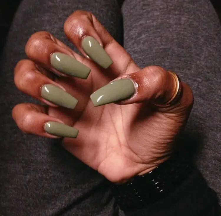 vernis vert olive – la tendance manucure qui fera le printemps 2023 manucure