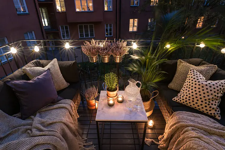 aménager balcon ouvert terrasse meubles plantes bois lumière