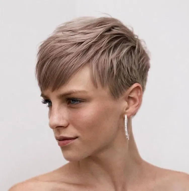 ash blond pixie cut femme coupe courte tendance printemps 2023