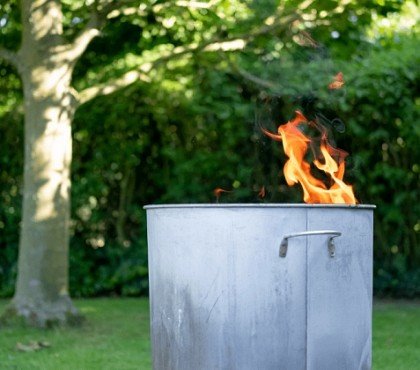 brûler les déchets verts jardin incinerateur vegetaux