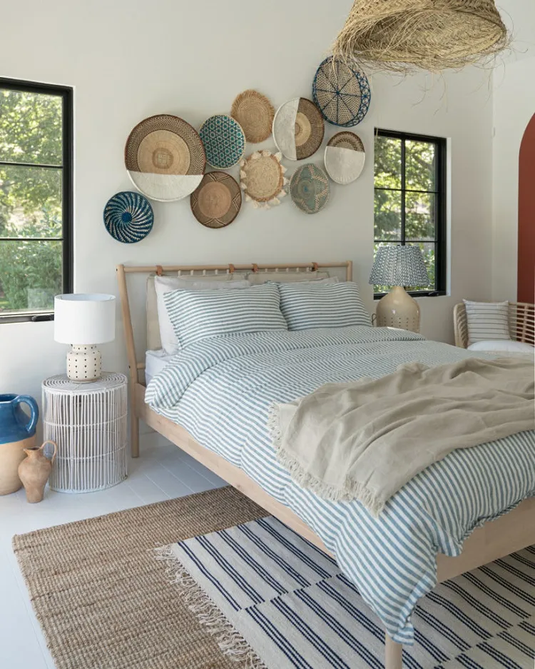 chambre à coucher de style campagnard avec un intérieur minimaliste