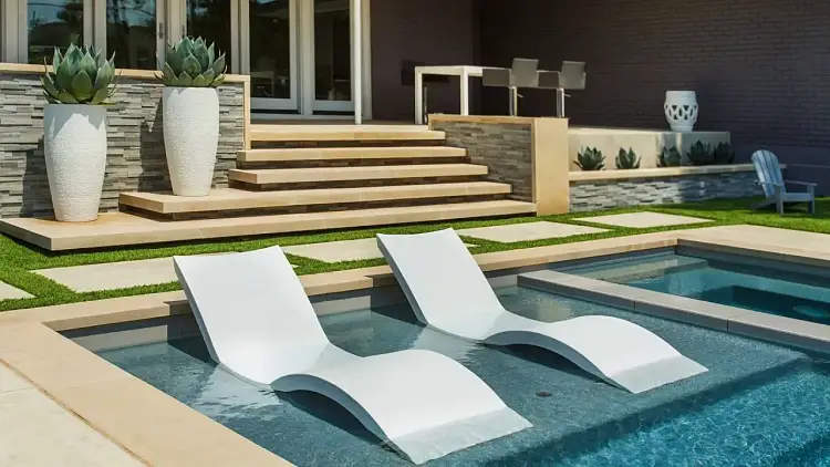chaise longue dans l'eau salon de jardin pour piscine tendances 2023 coussins