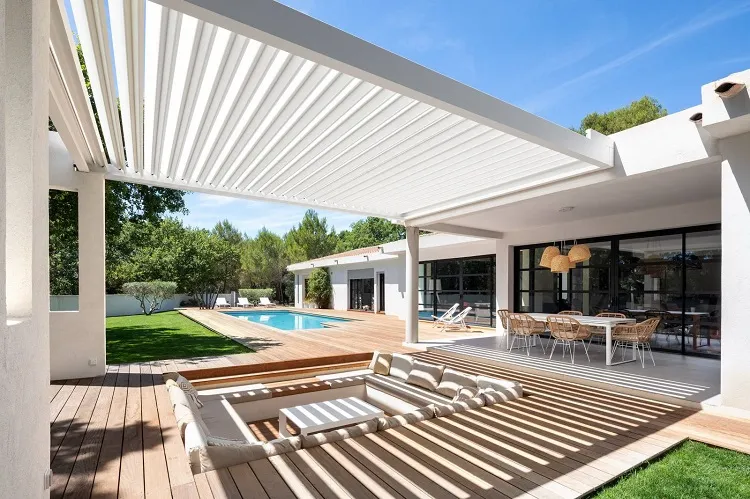 comment aménager décorer pergola en bois adossée maison piscine extérieur moderne