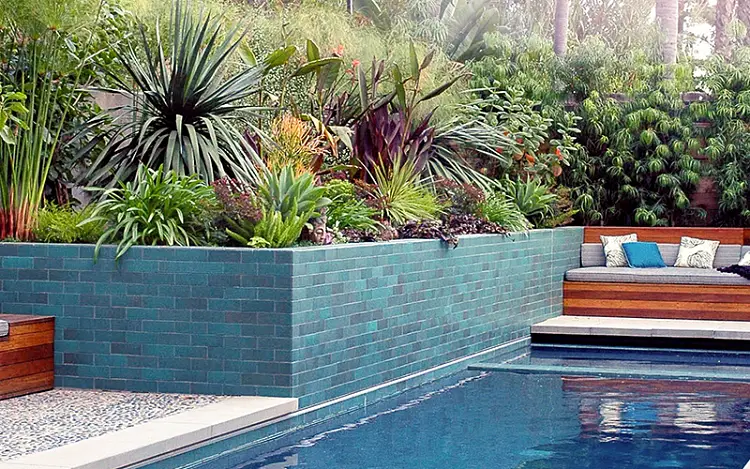 comment aménager le contour d'une piscine bois plantes jardin elargir mur