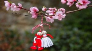 comment faire un porte-bonheur marténitsa prendre fils blanc rouge tordre enfiler poignet