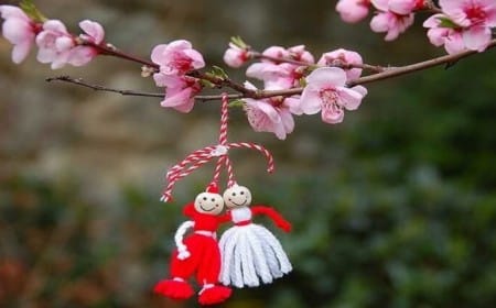 comment faire un porte-bonheur marténitsa prendre fils blanc rouge tordre enfiler poignet