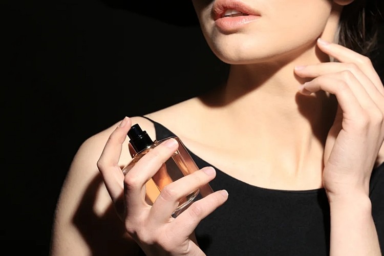 Comment mettre du parfum pour qu'il tienne toute la journée ? Les 4 top