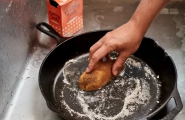 comment nettoyer une poêle en fonte bicarbonate de soude pomme de terre sel astuces efficaces