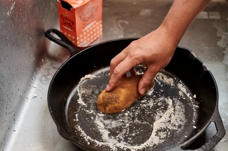 comment nettoyer une poêle en fonte bicarbonate de soude pomme de terre sel astuces efficaces