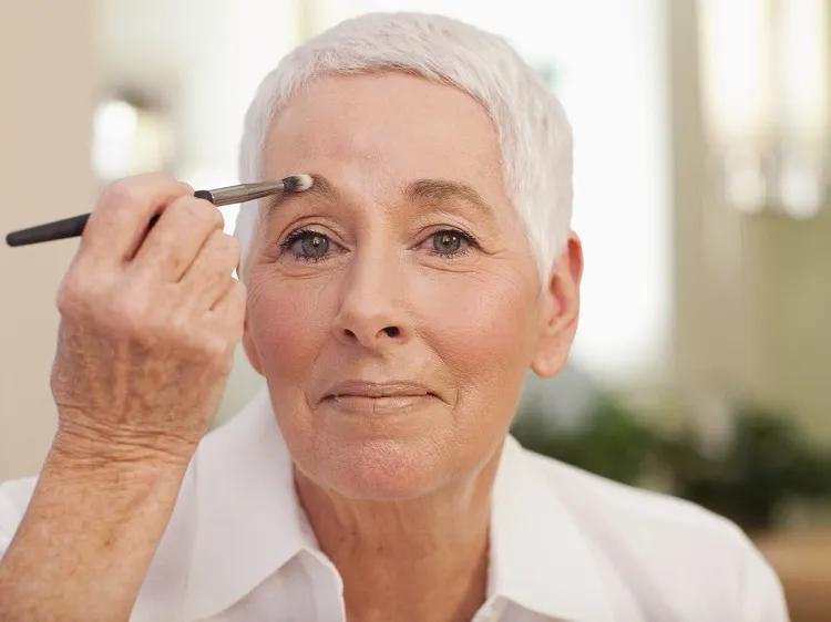 comment redessiner les sourcils après 60 ans maquillage yeux paupières tombantes femme 70 ans