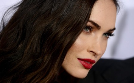 couleur cheveux yeux verts noir combinaison accrocheuse femme stylée