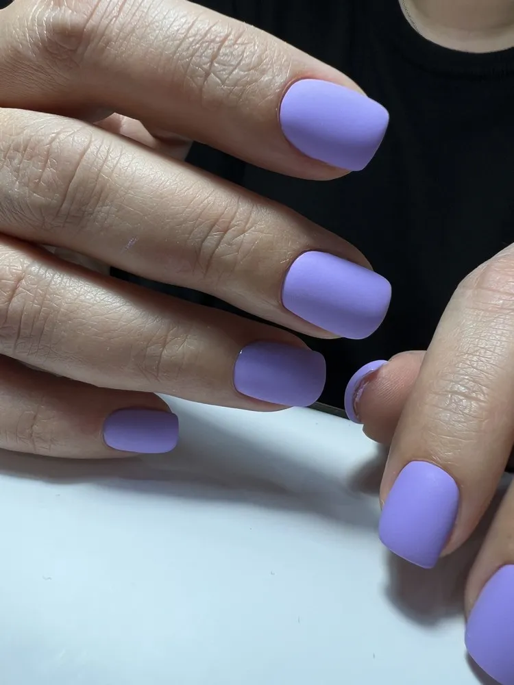 couleur de vernis tendance 2023 femme 50 ans violet mat sur ongles courts