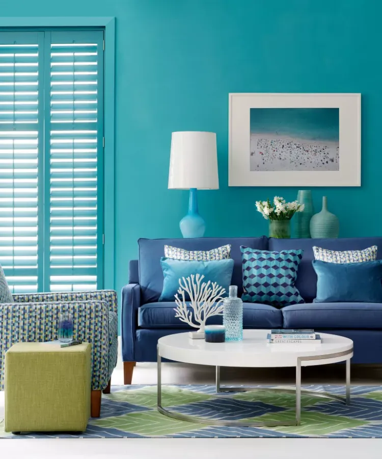 couleurs tendance déco salon printemps 2023 meubles peinture murale bleue