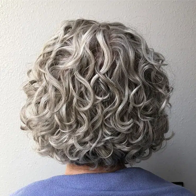coupe carré bouclé dégradé cheveux frisés blancs gris fins femme 50 ans 60 visage ovale