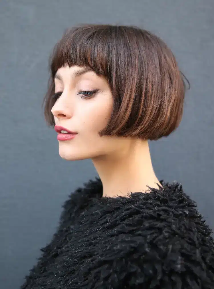 coupe carré court french girl bob classique avec frange dessus sourcils