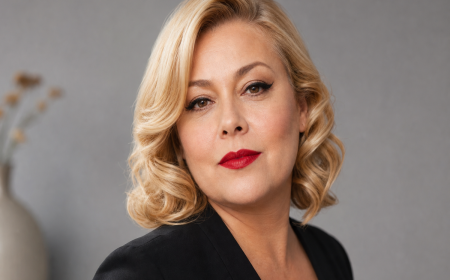 Coupe de cheveux femme ronde : boucles volumineuses blondes mi-longues, style glamour pour affiner le visage