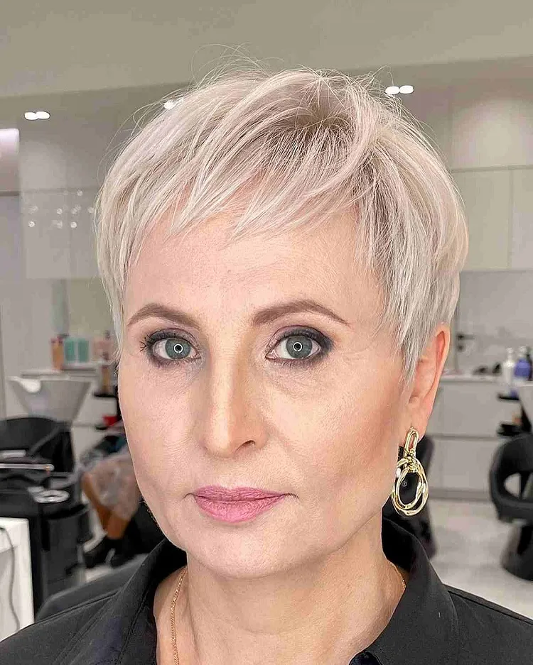 coupe courte femme 60 ans pixie cut blonde cheveux clairsémés