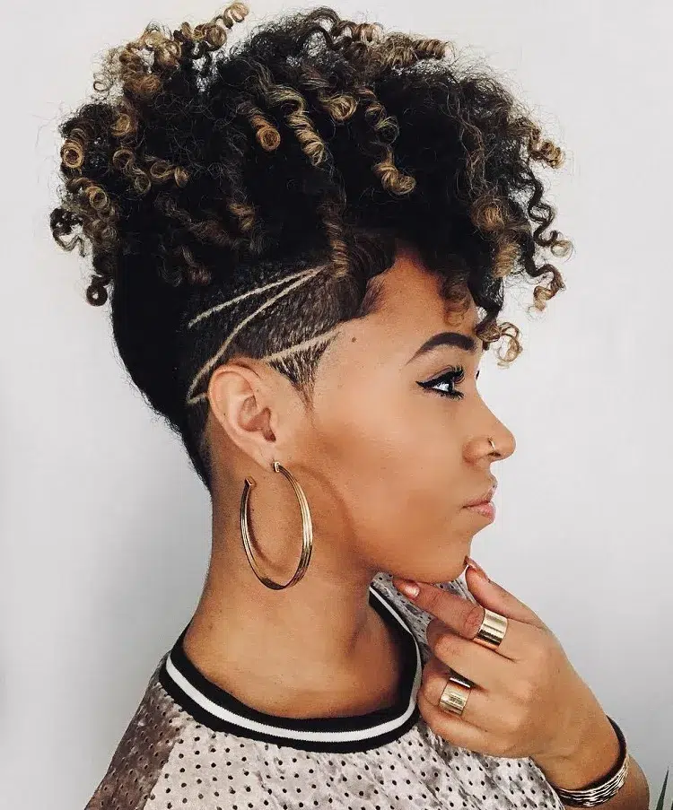 coupe courte rasée femme cheveux bouclés afro broccoli hair tendance tiktok 2023