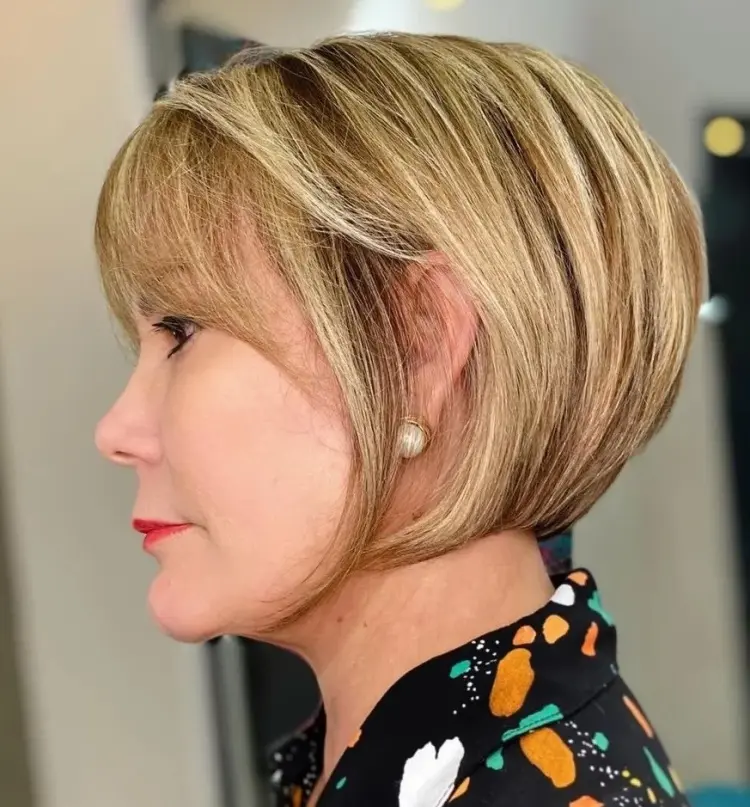 coupe de cheveux 2023 femme 50 ans carré court avec frange